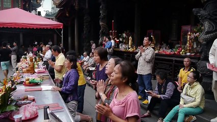 Chanting in the Bangka Longshan temple in Taipei