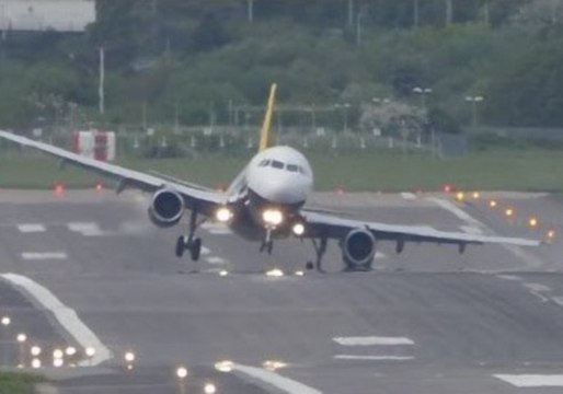 Airliners Struggle to Cope With Windy Landings