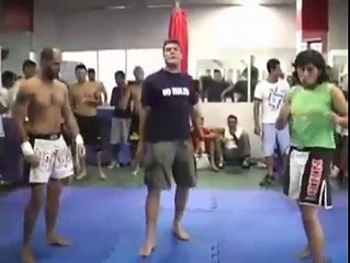 Combat de Muay Thaï entre une homme et une femme