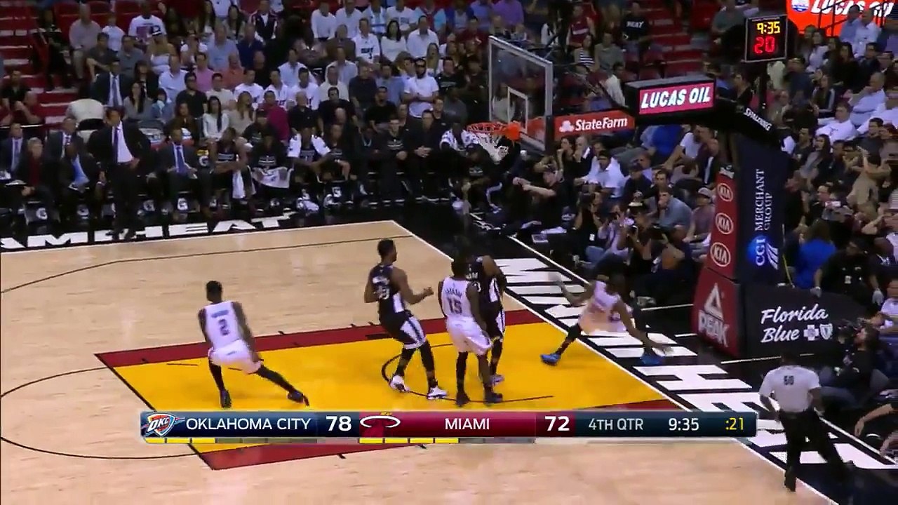Frayeur Kevin Durant se fait mal au coude après un dunk tout en puissance