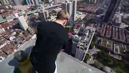 40 STORY BUILDING CLIMB and handstand on the edge