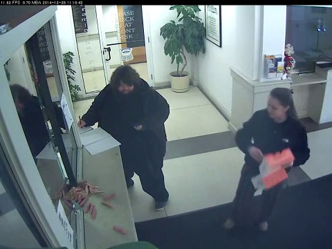 Une femme en colère jette du bacon au visage de policiers pour nourrir ces porcs !