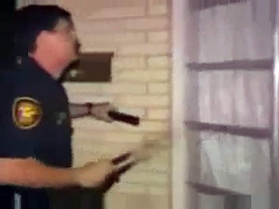 Cop FAIL : Dumb policeman Breaks into Wrong House - Vidéo Dailymotion