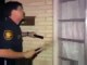 Fail de la Police : un flic casse la porte de la mauvaise maison