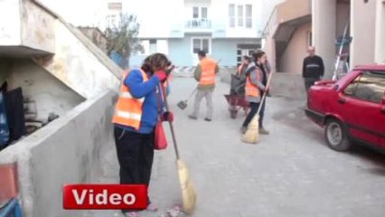Ellerinin Hamuruyla Sokakları Süpürüyorlar