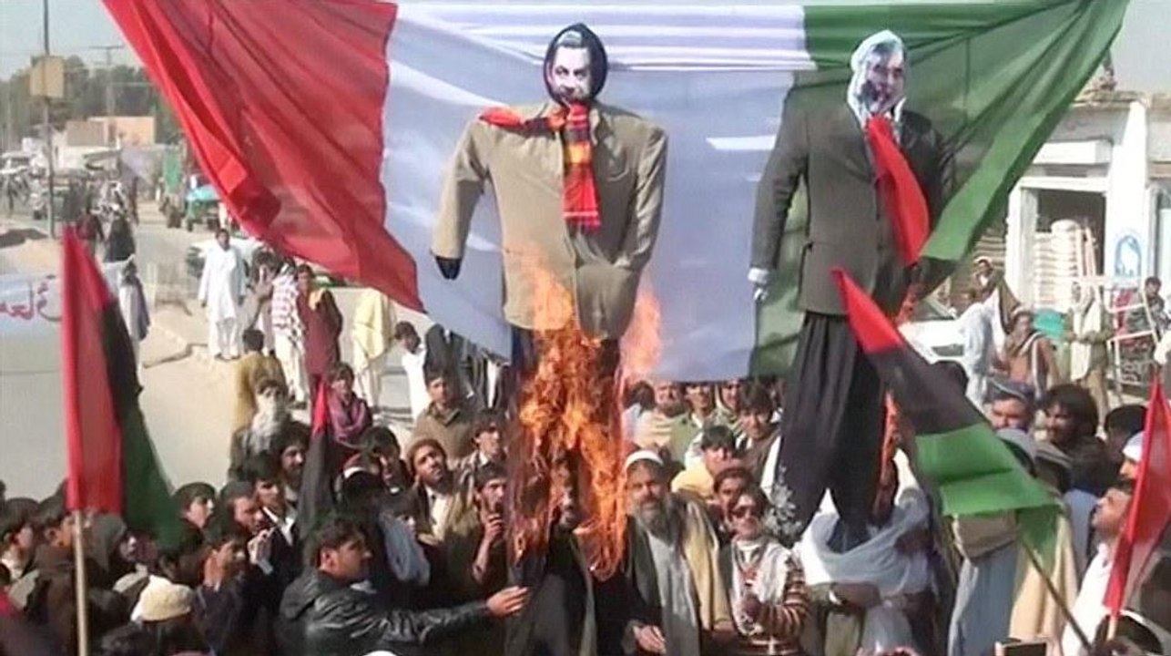 Des "anti-Charlie" manifestent et brûlent le mauvais drapeau (Pakistan)