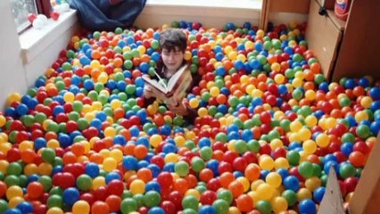 University student turns entire bedroom into ball pool
