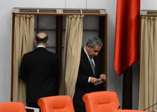 Yüce Divan Oylamasında AK Parti Beklenenden Fazla Fire Verdi