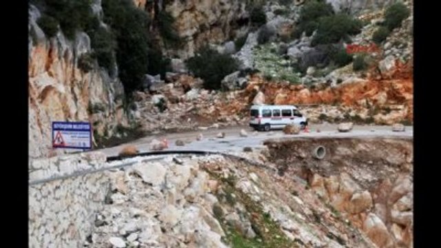 Antalya Demre Sel Suları Yolu Çökertti