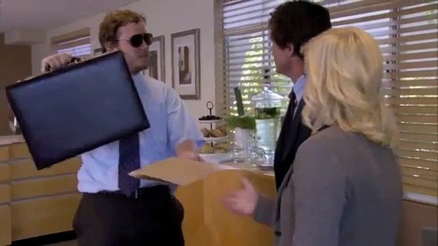 L'acteur Chris Pratt de la série Parks and Rec explose un interrupteur en plein tournage : FAIL!