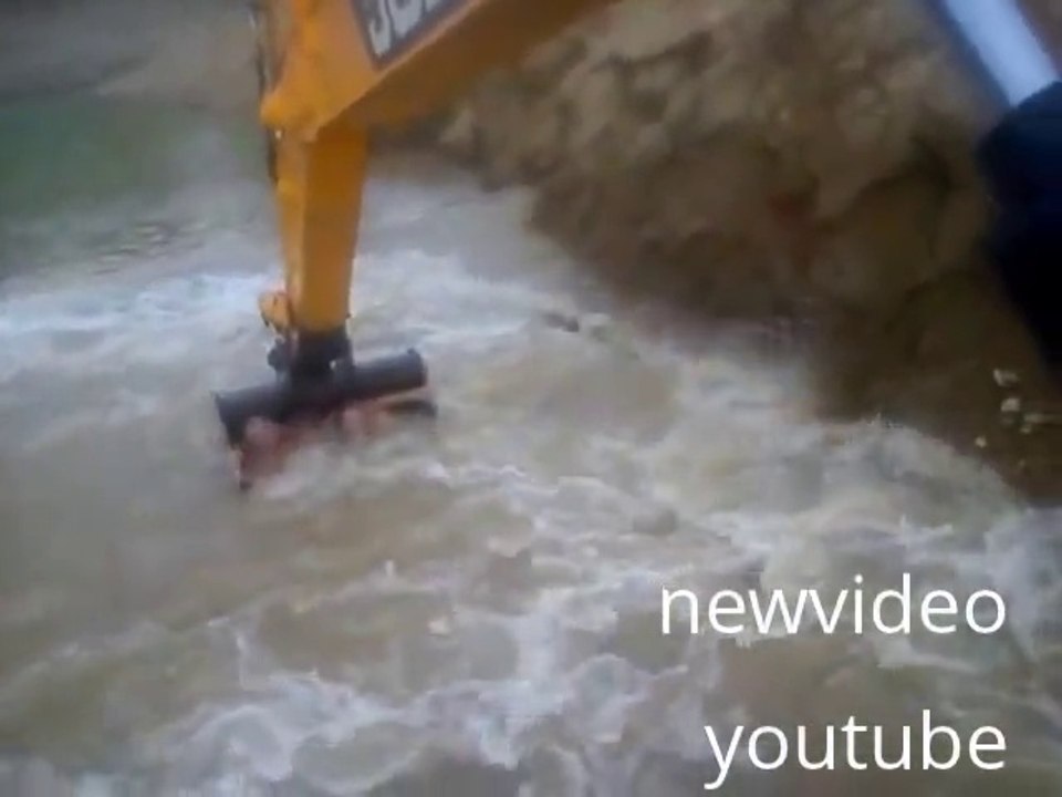 Prendre un bain dans une pelleteuse! Russes fous...