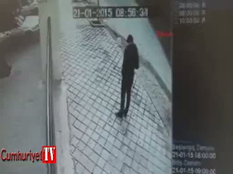 Dehşet anı: 3 takla atıp kaldırımdaki öğrenciye çarptı