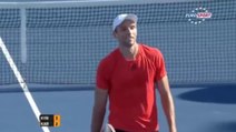 Tennis: le point gag d'Ivo Karlovic qui s'y reprend à deux fois pour smasher