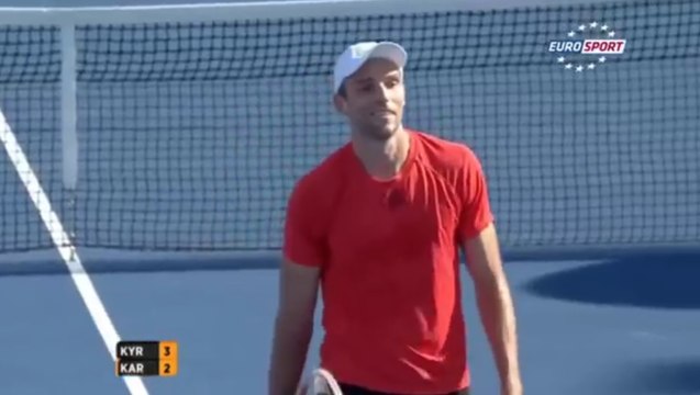 Tennis: le point gag d'Ivo Karlovic qui s'y reprend à deux fois pour smasher