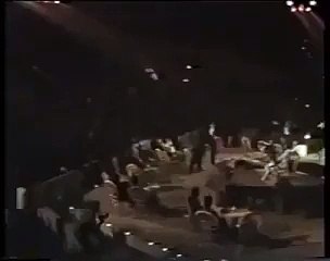 Imran Khan Shakes his legs in a party - Aa Gayi tabdeeli