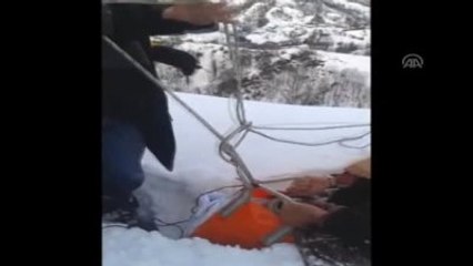 Akciğer Hastası Kişiyi Sedyeye Bağladıkları İpi Çekerek Taşıdılar