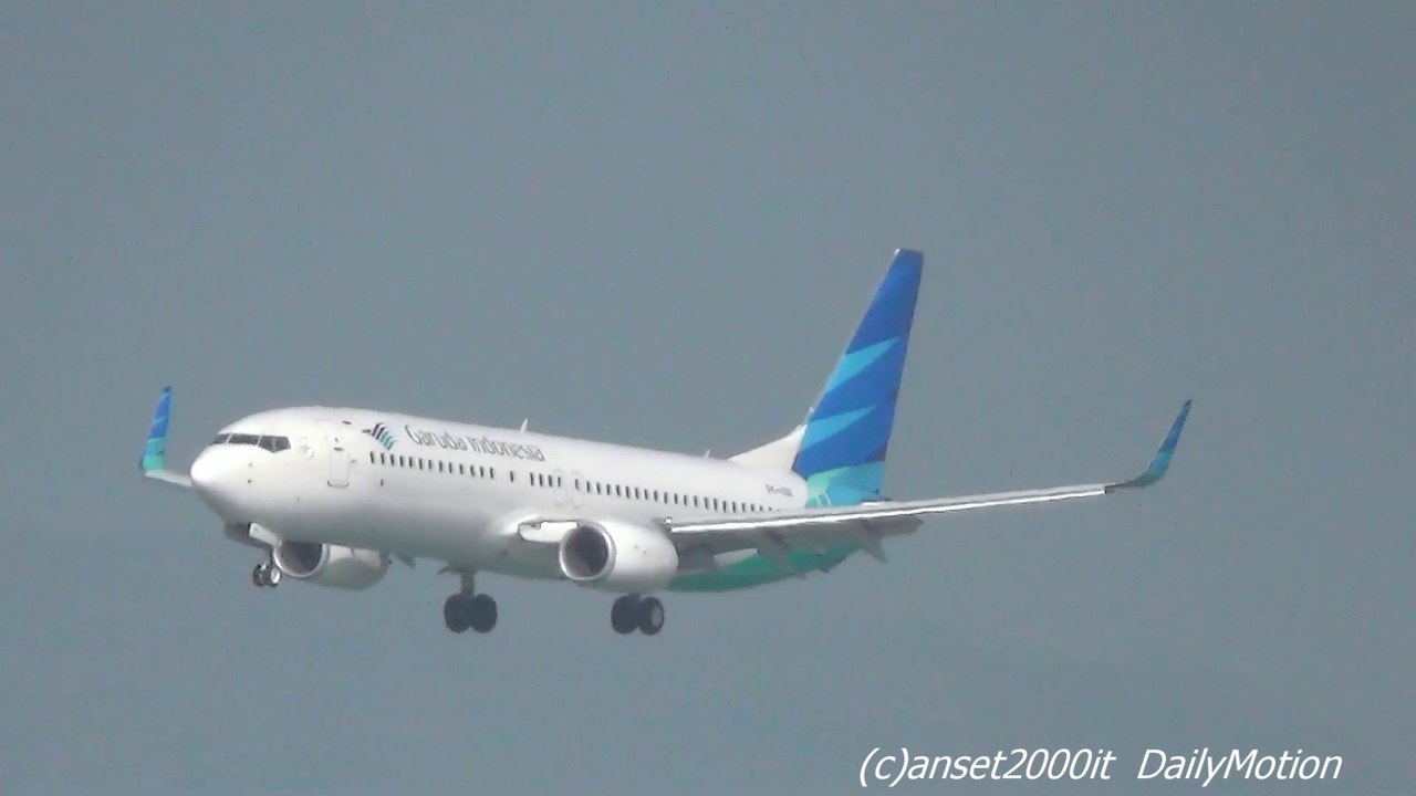 Garuda Indoniesia Flight GA856 Landing in Hong Kong Airport.  PK-GNE Boeing 737-8U3(WL)