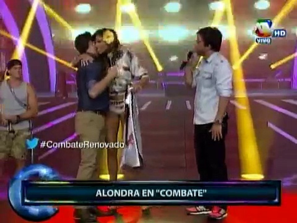 Alondra García mostra bandeira do Corinthians em programa de TV