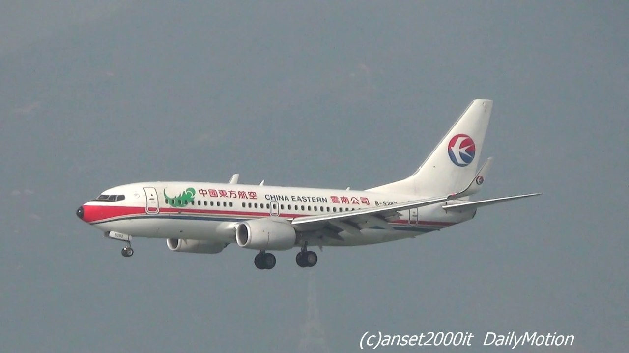 China Eastern Airlines flight MU2577 landing in Hong Kong. Boeing Boeing 737-79P. B-5282