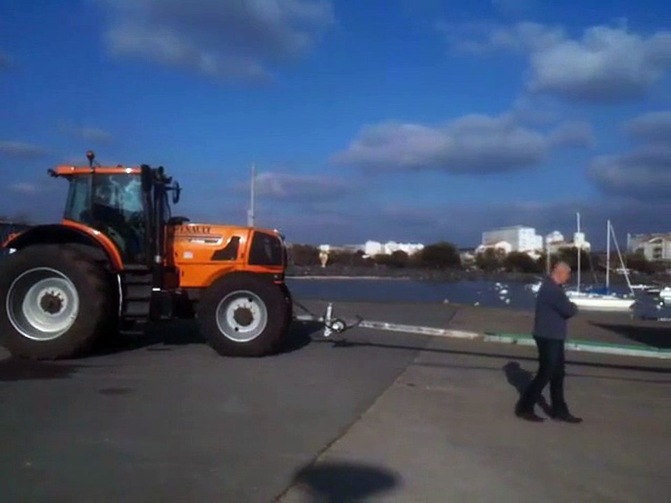 Mise à l'eau d'un catamaran à La Rochelle (France)