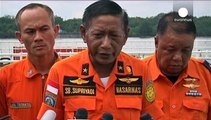 Los equipos de rescate siguen tratando de sacar el avión de AirAsia del mar