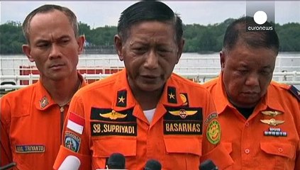 Los equipos de rescate siguen tratando de sacar el avión de AirAsia del mar