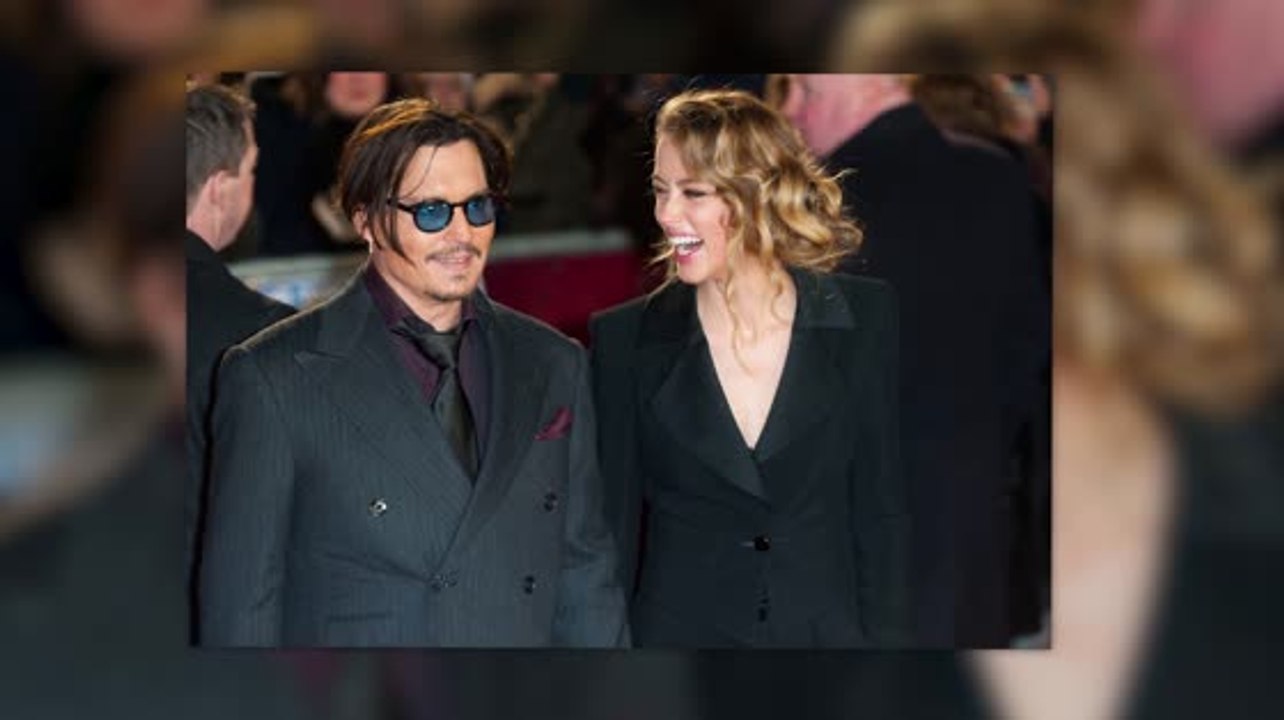 Johnny Depp y Amber Heard posan de la mano en el lanzamiento de Mordecai