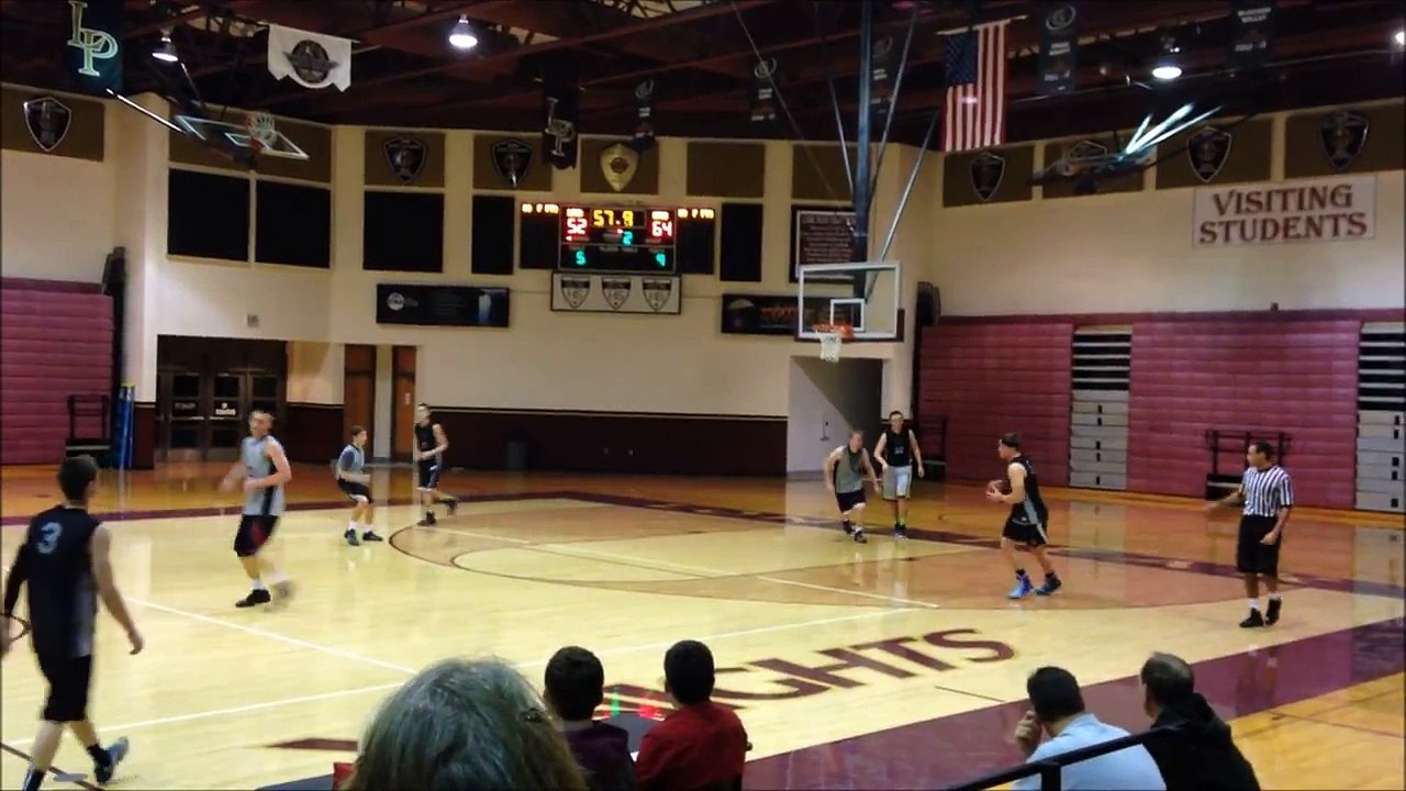 Une équipe termine le match par deux tirs de suite du milieu du terrain