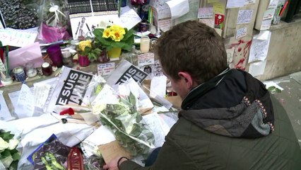 Devant Charlie Hebdo, l'émotion intacte deux semaines après