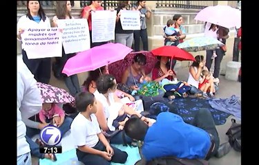 En el MEP aseguran que no pueden negar a estudiante amamantar a su bebé