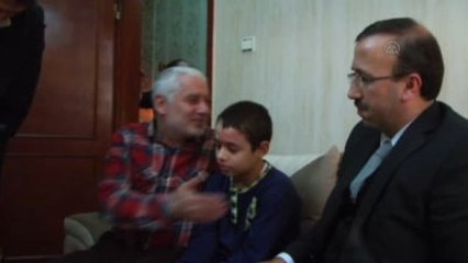 Okuldaki Deneyde Yaralanan Mert'in Karne Sevinci