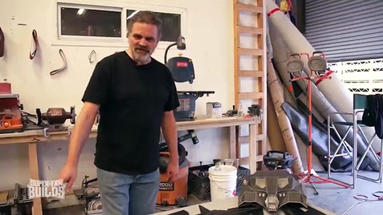 Une équipe crée la poussette-Batmobile pour ce petit garçon fan de l'homme chauve-souris !