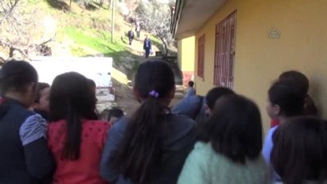 Öğretmenleri Başka Okula Atanan Öğrencilerin Karnesini İlçe Milli Eğitim Müdürü Verdi