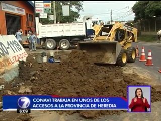 CONAVI rompe carretera recién recarpeteada por problemas en alcantarillado