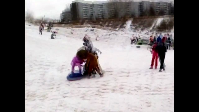 Un homme se bat contre des gens déguisés en animaux