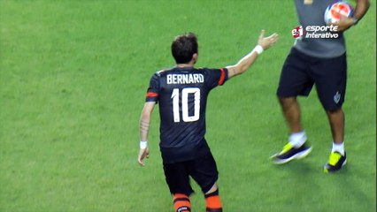 Torcida canta o nome de Bernard no Independência