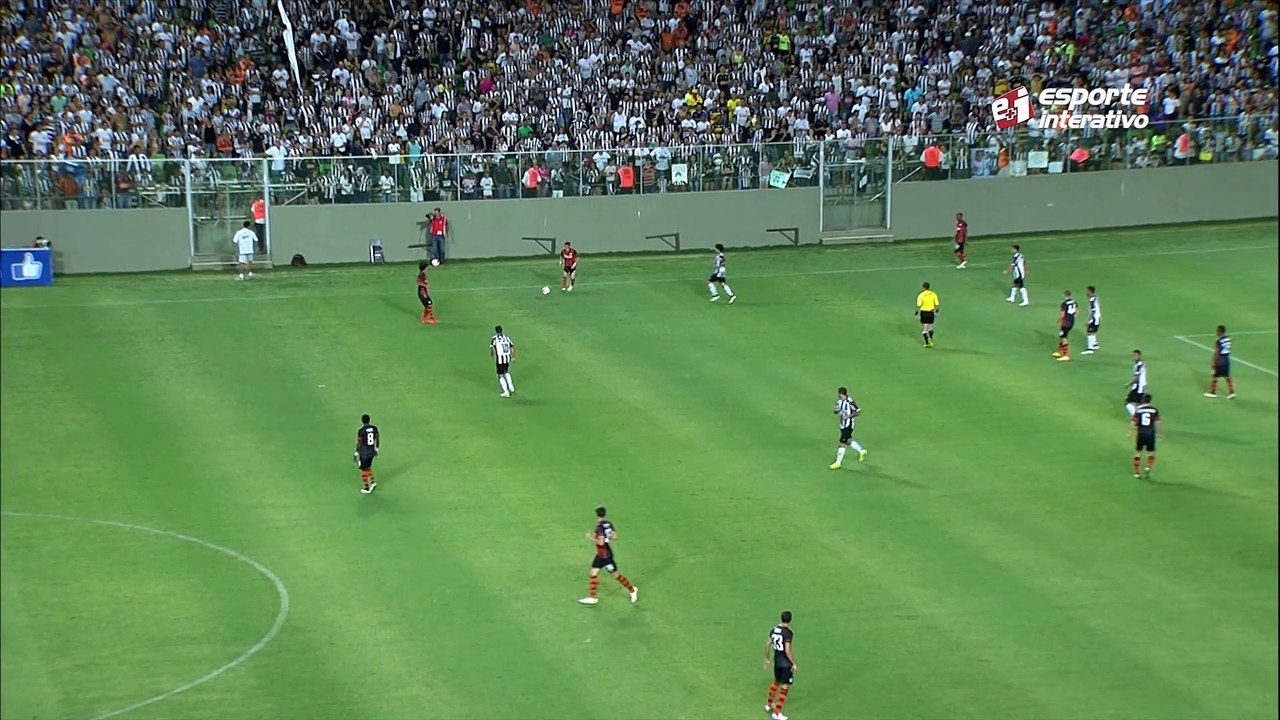 Que lambança! Rafael Carioca chuta a bola em Bernard, o meia quase marca para o Shakhtar