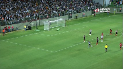 Que Peru! Carlos chuta de fora da área e o goleiro aceita