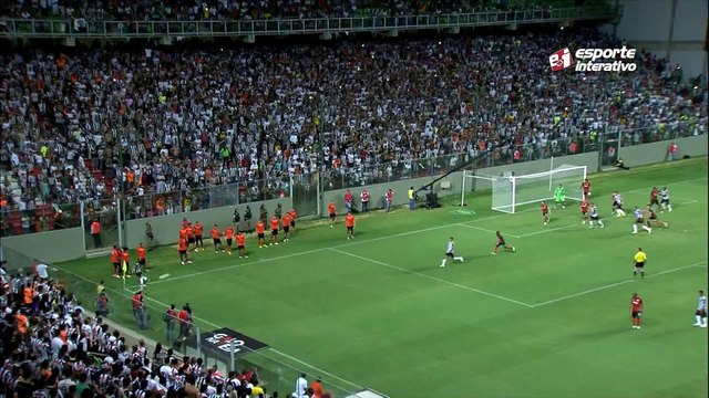 Leonardo Silva faz o terceiro do Galo