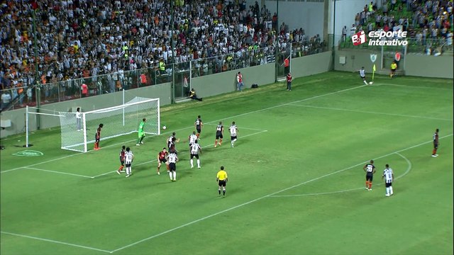 Se redimiu! Após escanteio, Luan cabeceia e Pyatov faz um milagre