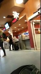 Elle manque son embarquement et devient folle !