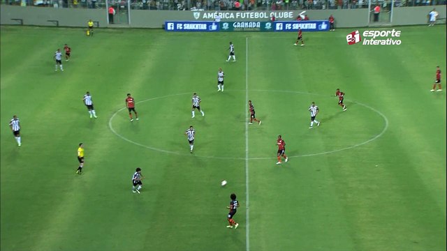 Após lançamento, Wellington Nem cabeceia e a bola passa raspando o gol de Victor