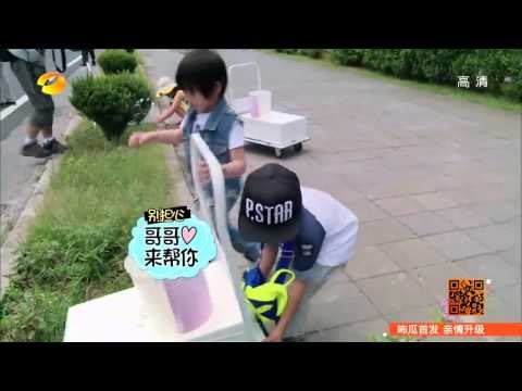 《爸爸去哪儿》第二季看点 Dad Where Are We Going S02 09/19 Recap: Joe心疼多多主动推车分担任务-Joe Helps Duo Duo【湖南卫视官方版】