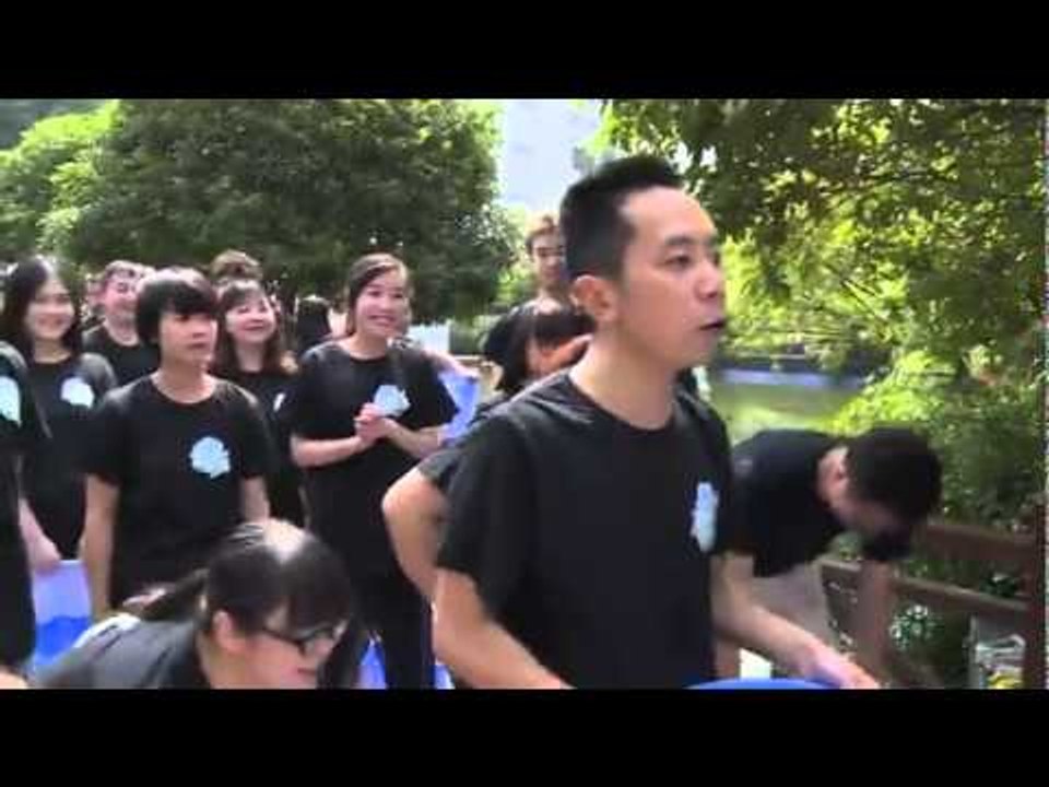 《爸爸去哪儿》第二季 Dad Where Are We Going S02: 导演谢涤葵带节目组挑战冰桶-Director Accepts Ice Bucket Challenge【湖南卫视官方版】