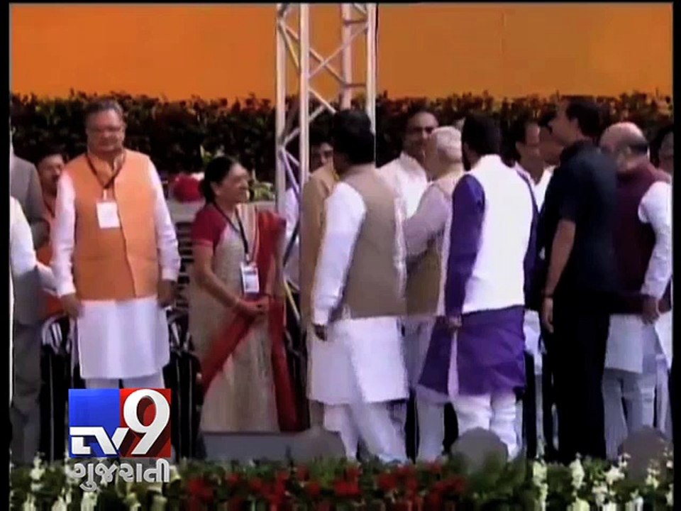 Cash-strapped government spent over Rs 98 lakh to swear-in CM Devendra Fadnavis RTI - Tv9 Gujarati