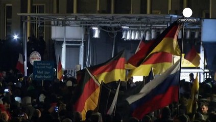 Líder do Pegida demite-se depois de foto disfarçado de Hitler