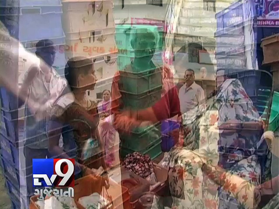 Vadodara: People crawling on road to protest , demands reduction in milk prices - Tv9 Gujarati