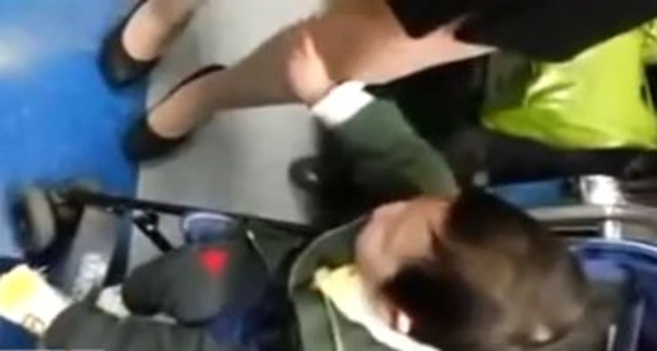 Çapkın Bebek, Kadının Bacağına Dokununca Kendinden Geçti