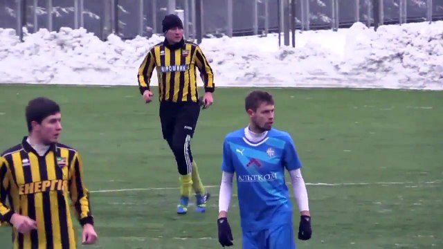 Ce joueur de FOOT ukrainien décroche son téléphone en plein match...