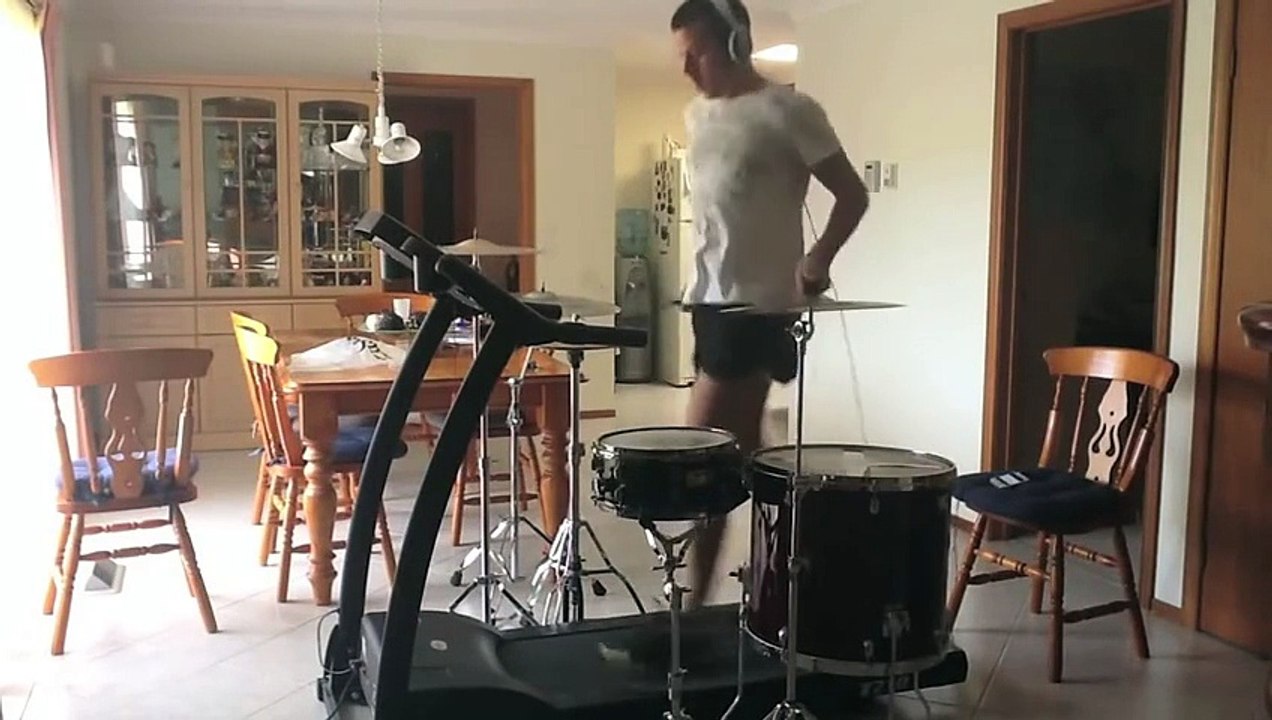 Le batteur sur tapis de course reprend du Metallica à la batterie : Enter Sandman